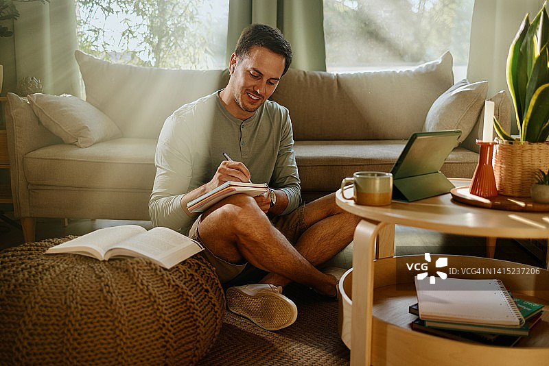 年轻成年人在线导师辅导学习新语言图片素材