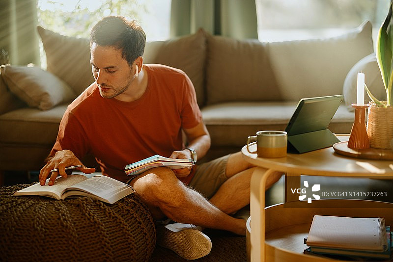 年轻人看书并做笔记图片素材