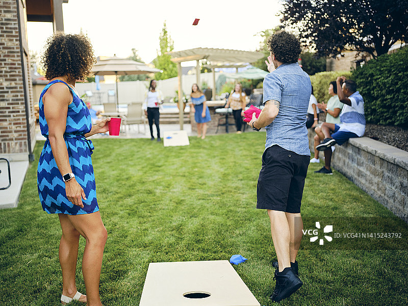 后院派对：玉米洞沙包投掷游戏图片素材