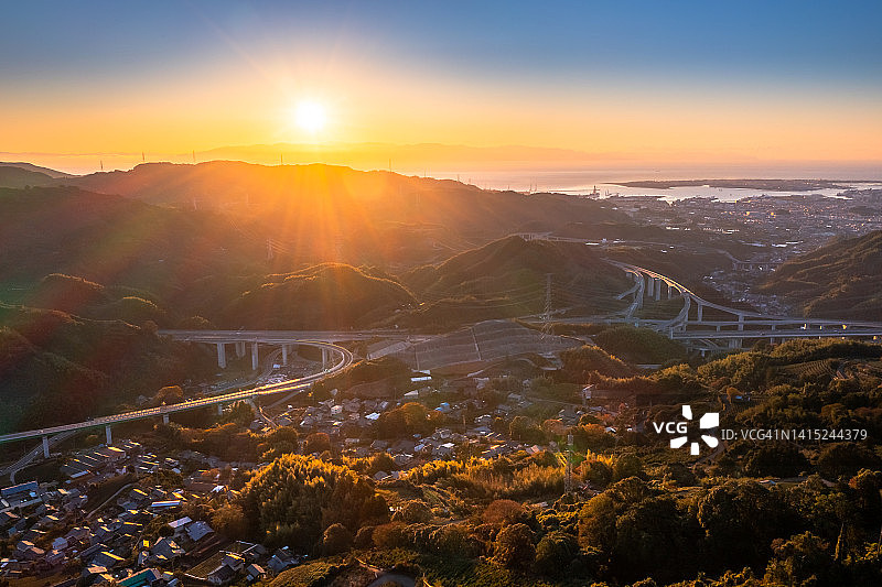 日本静冈县清晨山间公路航拍图片素材