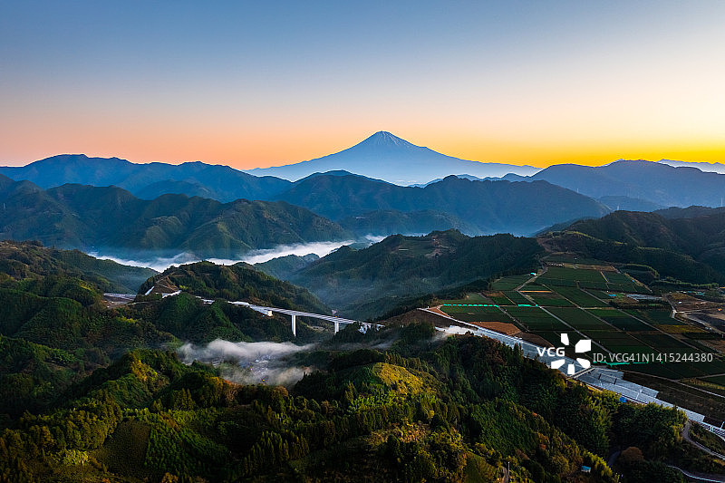 清晨富士山航拍图片素材