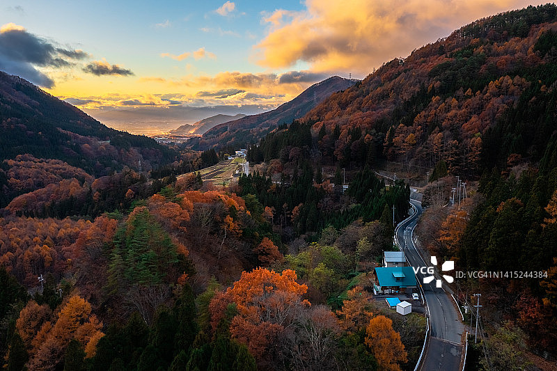 秋季山路航拍图片素材