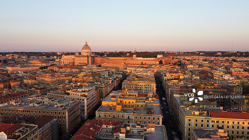 日出时分的意大利罗马航拍无人机视角图片素材