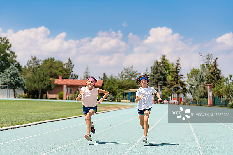 孩子们参加田径比赛图片素材