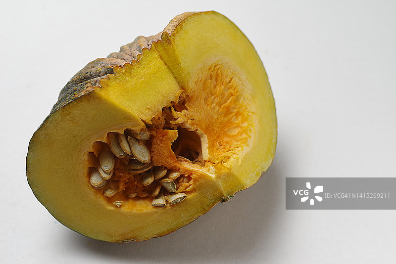 白色背景上的四分之一南瓜图片素材