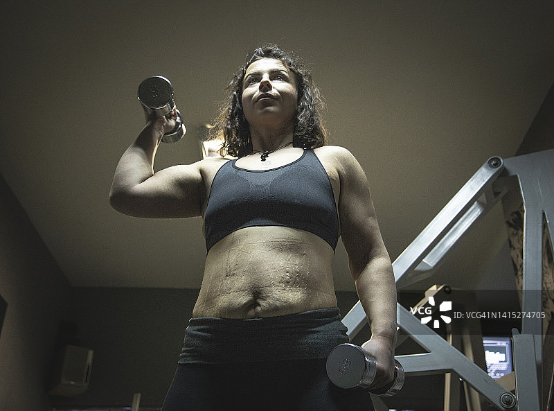 积极的身体形象女性做肩部运动图片素材