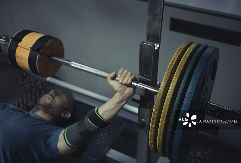 男人在做卧推运动图片素材