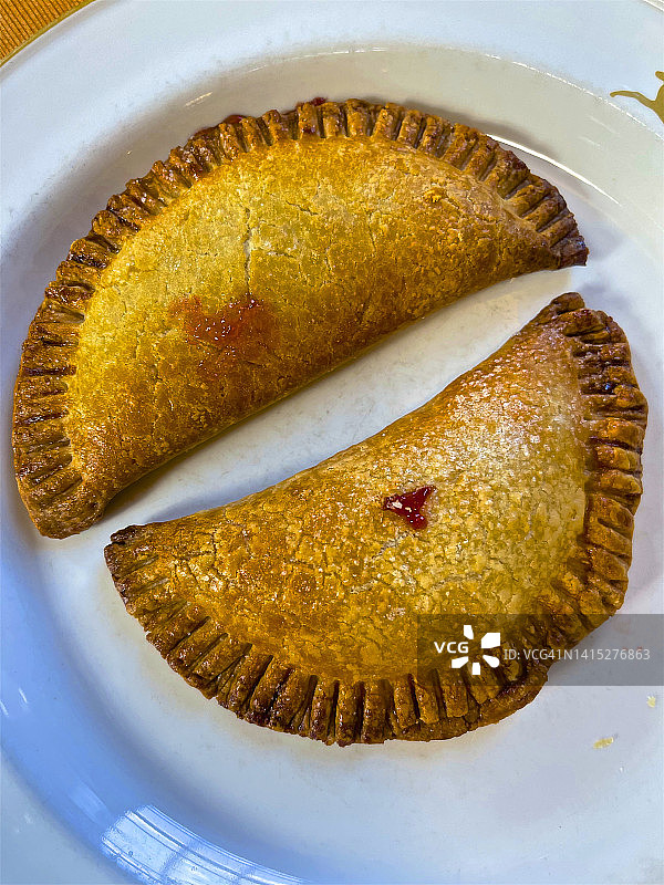 俯视盘子里的两个樱桃派图片素材