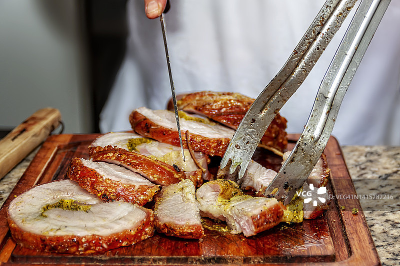 在砧板上切卷起的五花肉图片素材