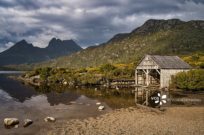 塔斯马尼亚摇篮山鸽湖畔的小屋图片素材