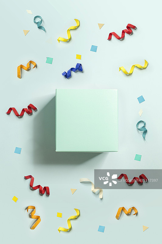 五彩纸屑背景上的一个普通盒子图片素材