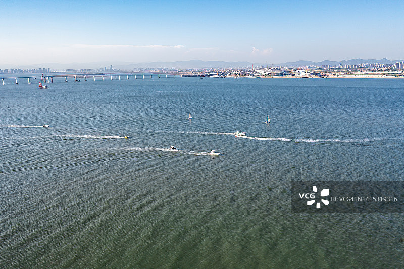 在海上快速航行的几艘快艇图片素材