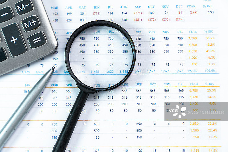 放大镜、计算器、笔和财务文件的商业概念图片素材