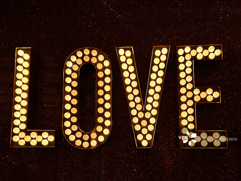 霓虹灯“LOVE”图片素材