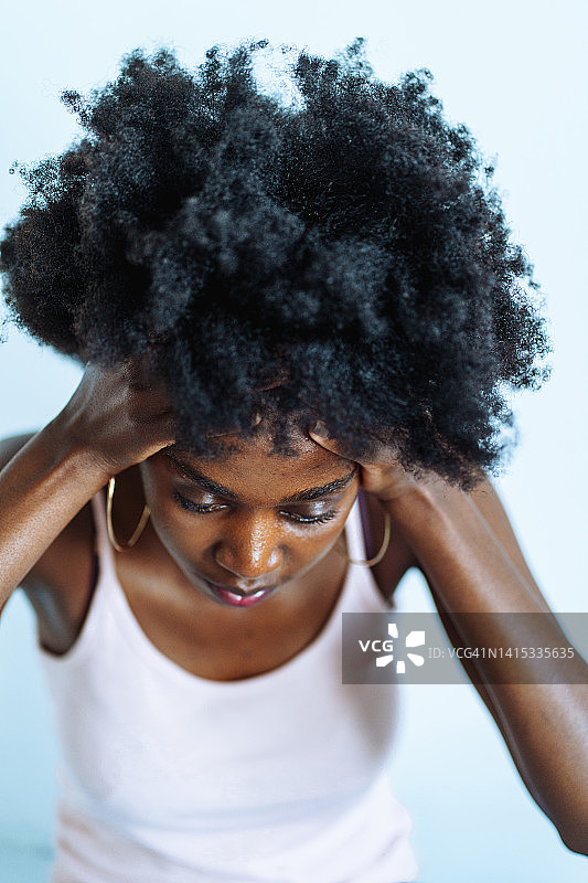 非裔美国女人护理头部皮肤和头发图片素材