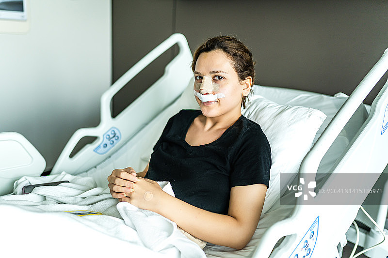 年轻女人在医院病房接受鼻整形手术图片素材