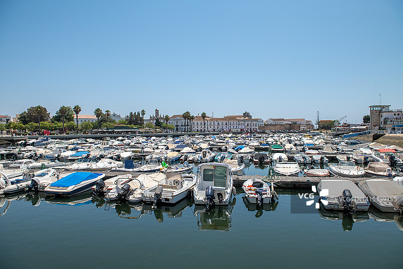 葡萄牙法鲁港停泊的休闲船图片素材