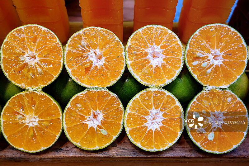 自家花园的鲜榨橙汁图片素材