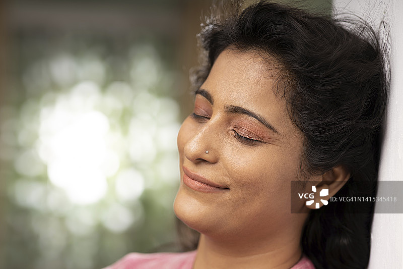 发丝飘动的年轻女人照片图片素材