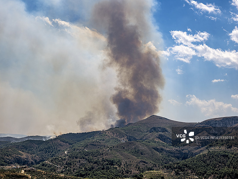 地中海森林山地景观与森林火灾的烟雾图片素材