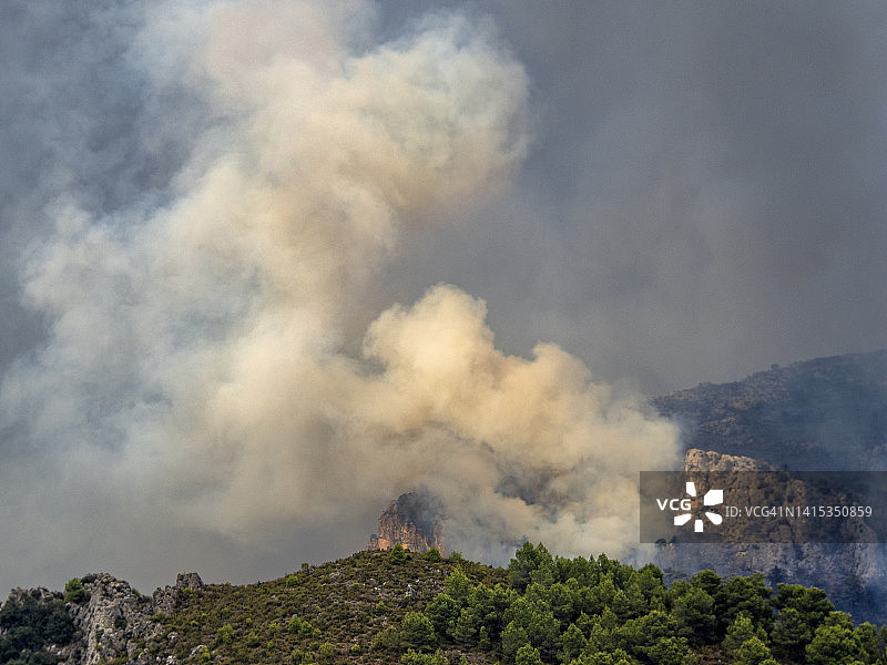 地中海森林山地景观与森林火灾的烟雾图片素材