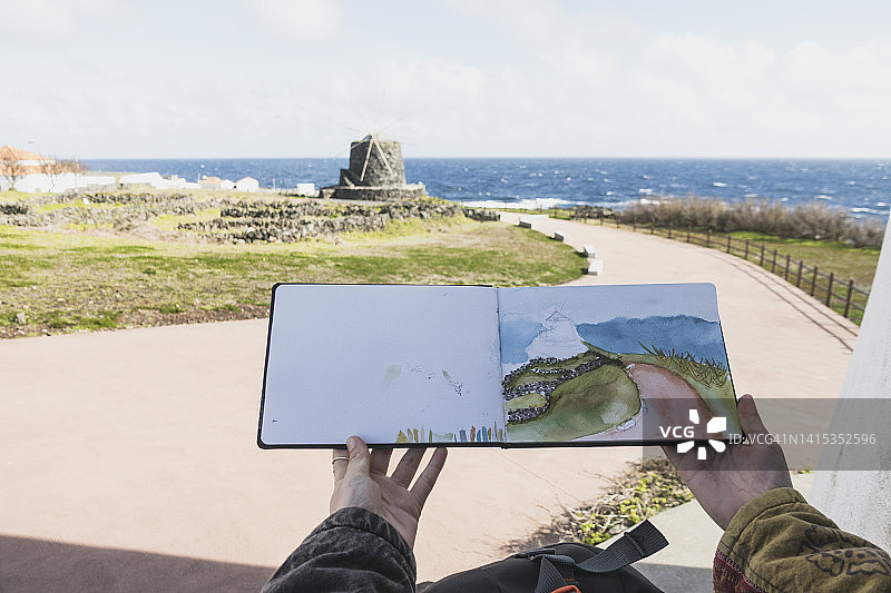 在科尔沃岛上绘画的女人图片素材