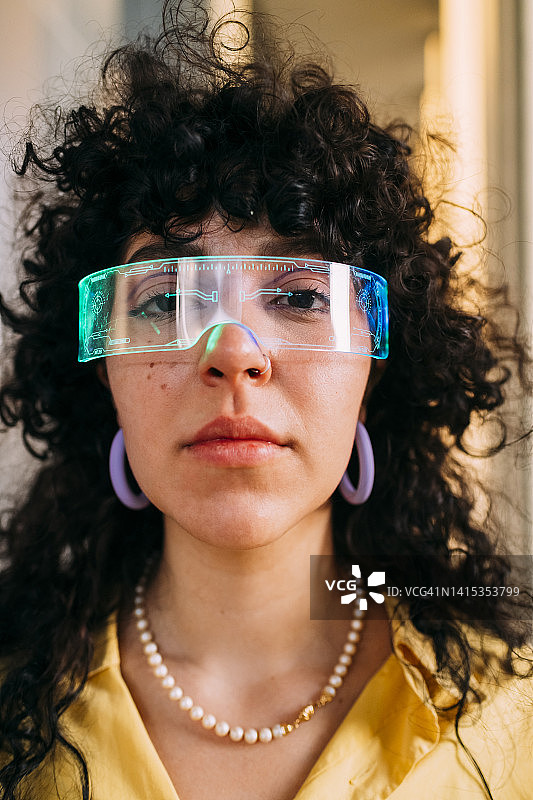 戴赛博眼镜的卷发女人图片素材