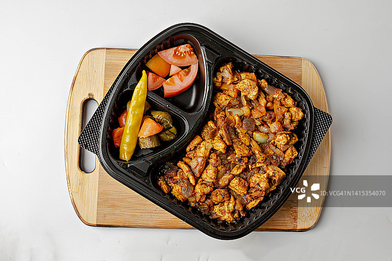 法士达：配有彩色辣椒和洋葱，搭配玉米饼、萨尔萨酱和酸奶油图片素材