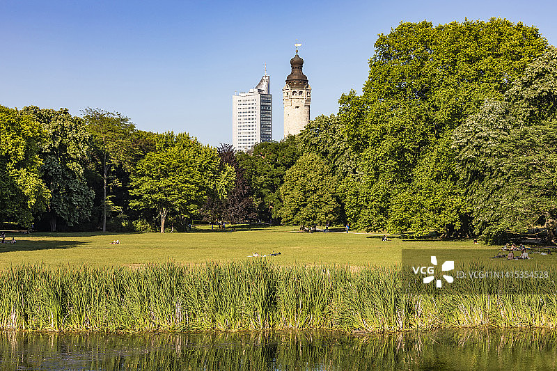 德国萨克森州莱比锡约翰娜公园湖岸与绿树图片素材