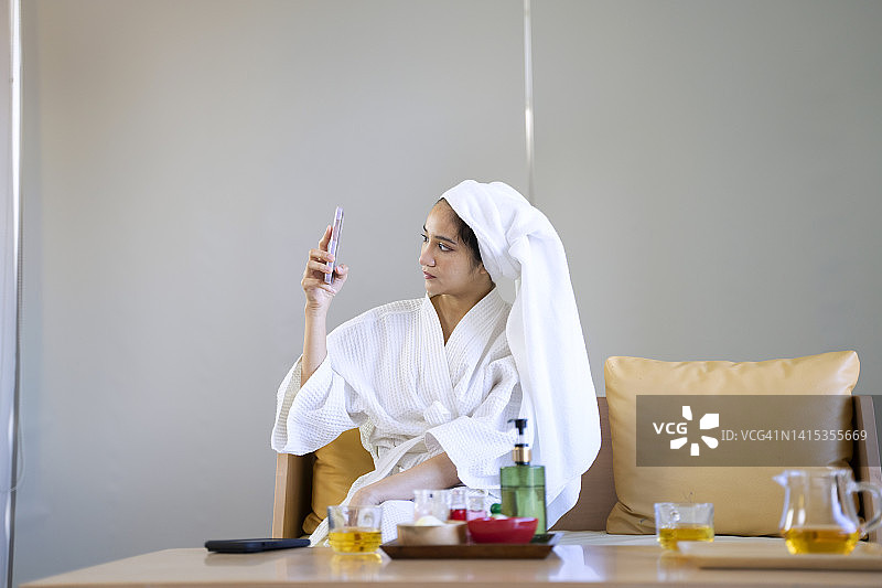 美女们在水疗度假酒店享受服务图片素材