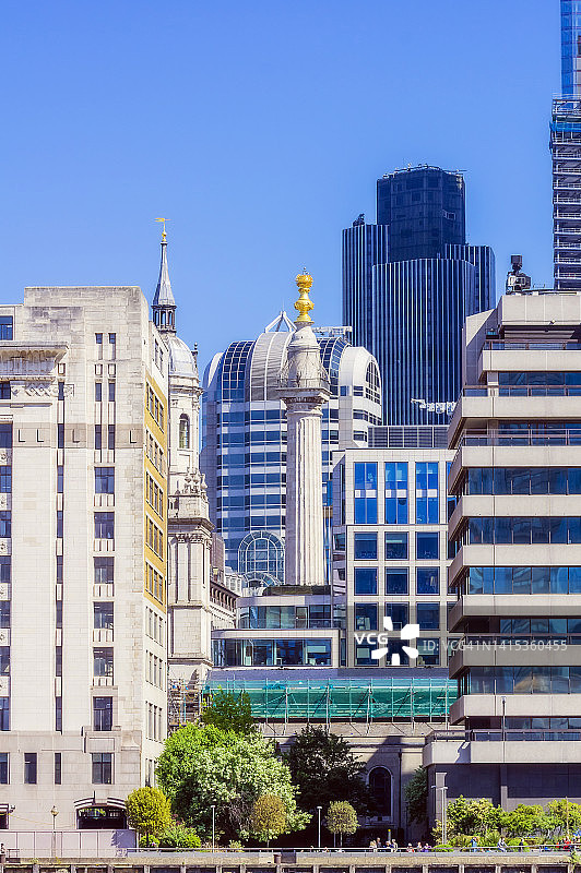 英国伦敦：市中心高楼林立，中央矗立高柱图片素材