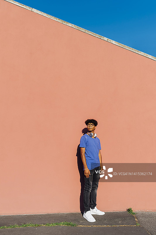 站在珊瑚墙前的沉思男人图片素材