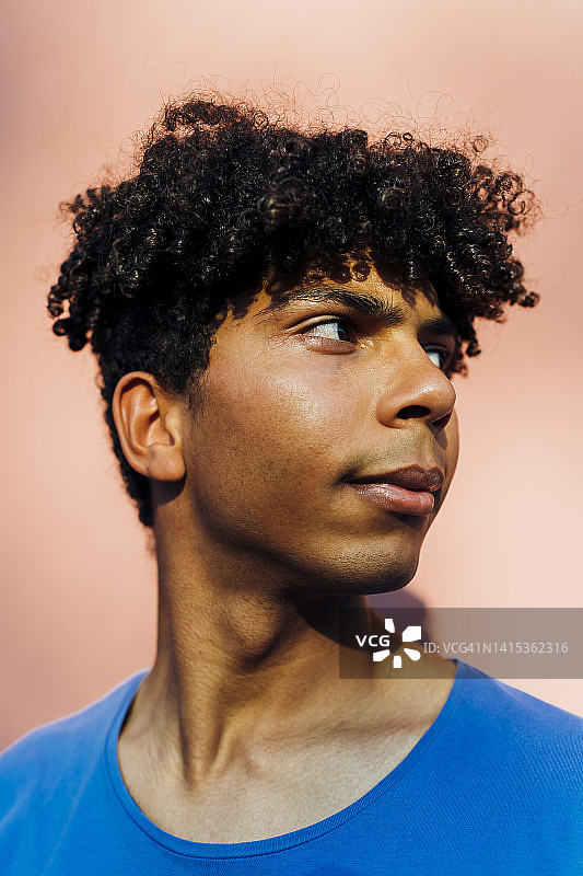 沉思的年轻男子在珊瑚墙前图片素材