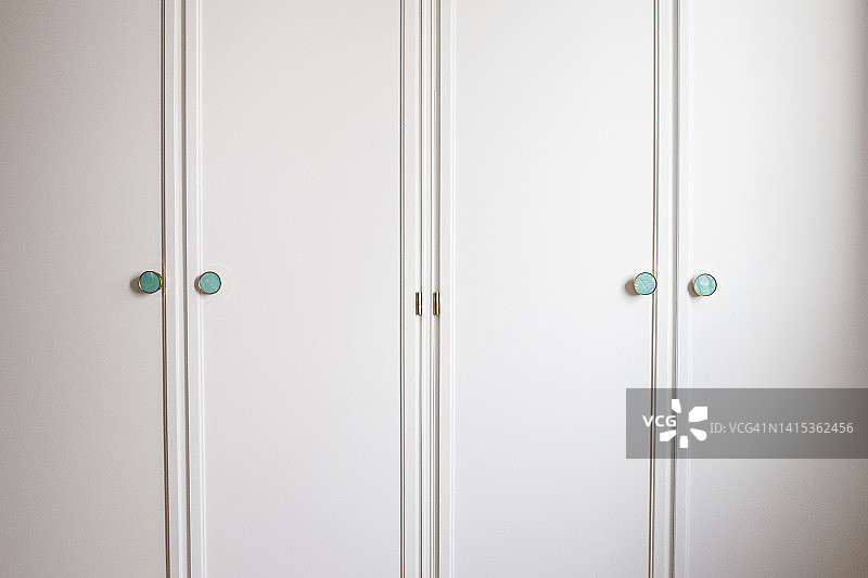 白色木制柜门，青绿色装饰元素背景图片素材