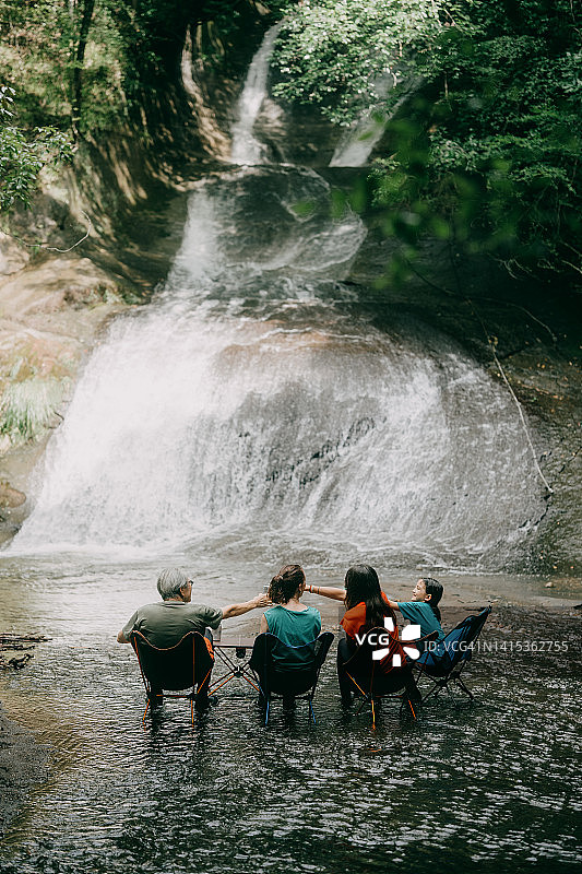 家人在瀑布前野餐图片素材