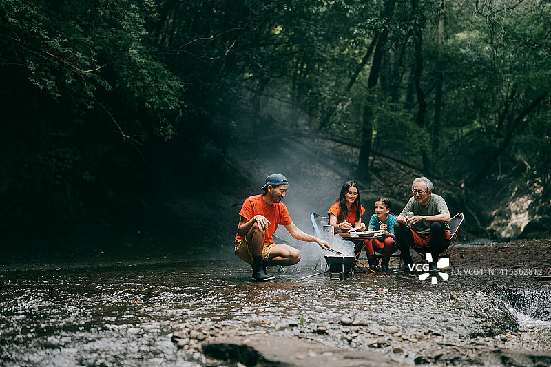 在户外烧烤的多代同堂家庭图片素材