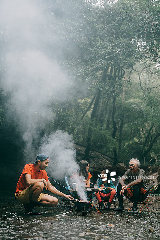 在户外烧烤的多代同堂家庭图片素材