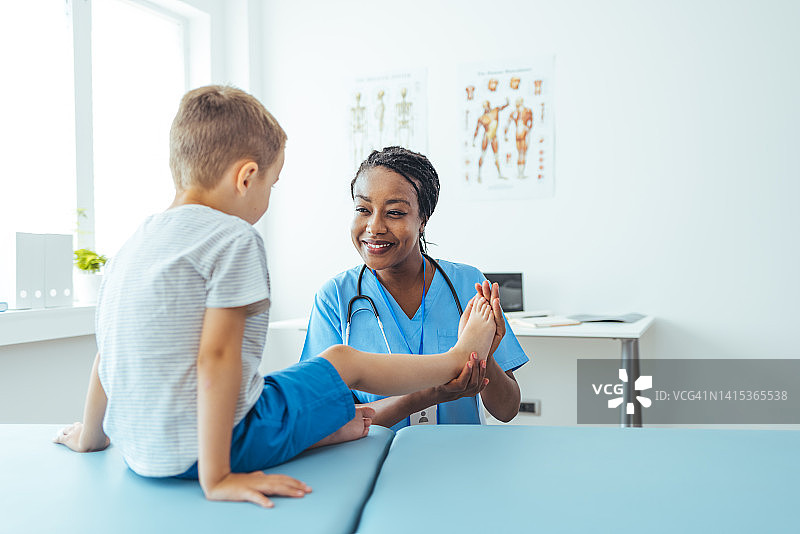 理疗师按摩脚底图片素材