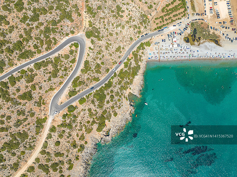 通往海滩的沥青路航拍俯视图图片素材