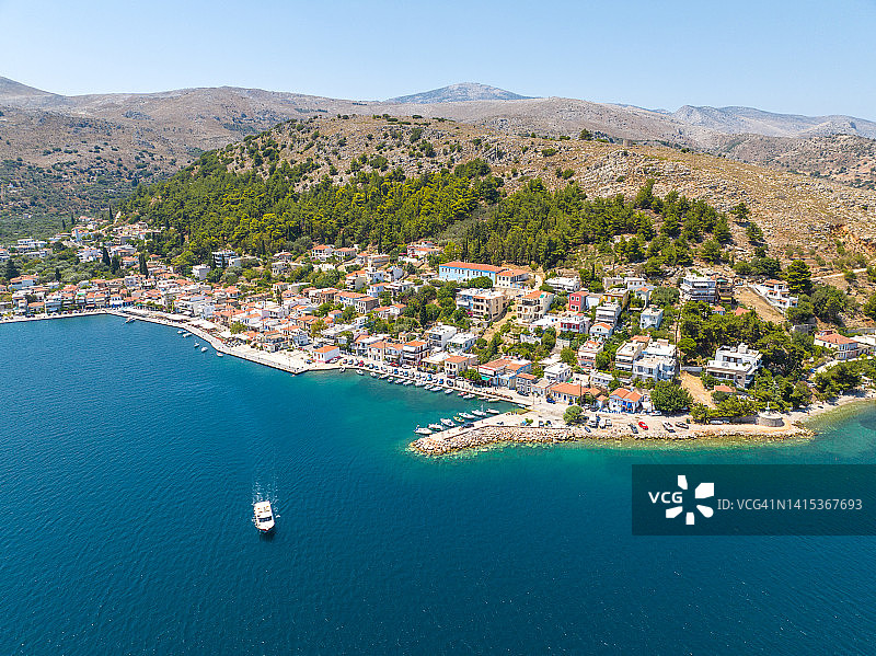 希腊村庄和海边船只的航拍照片图片素材