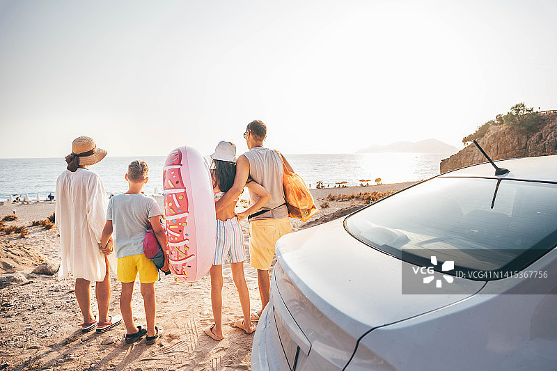 一家人开车去海滩度假图片素材