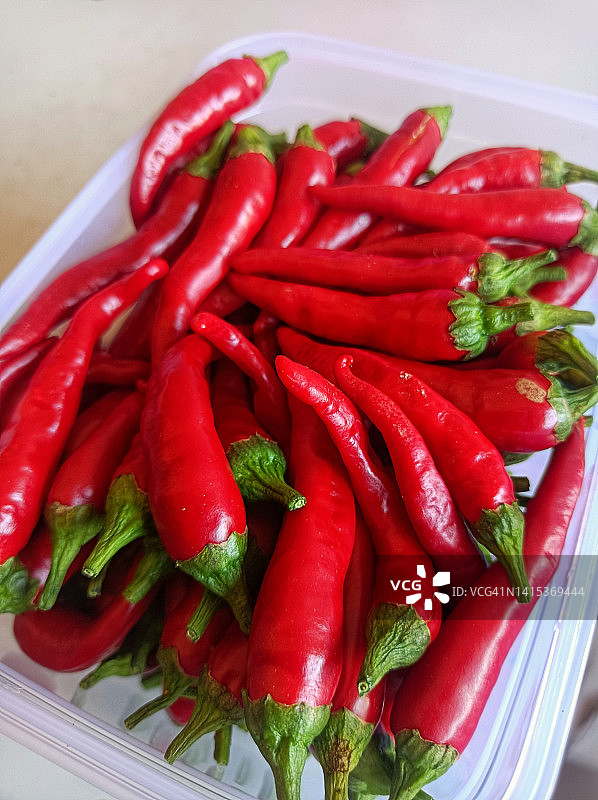 塑料盒里的红色辣椒特写图片素材