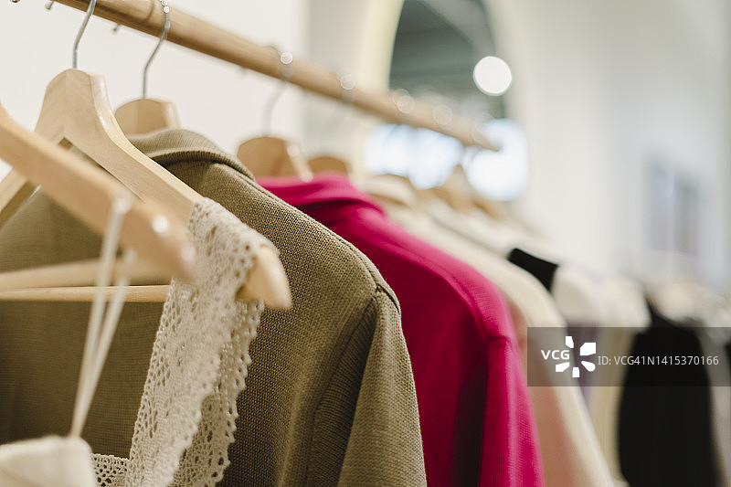 商店衣架上的衣服图片素材