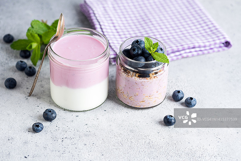 紫色希腊酸奶配蓝莓图片素材