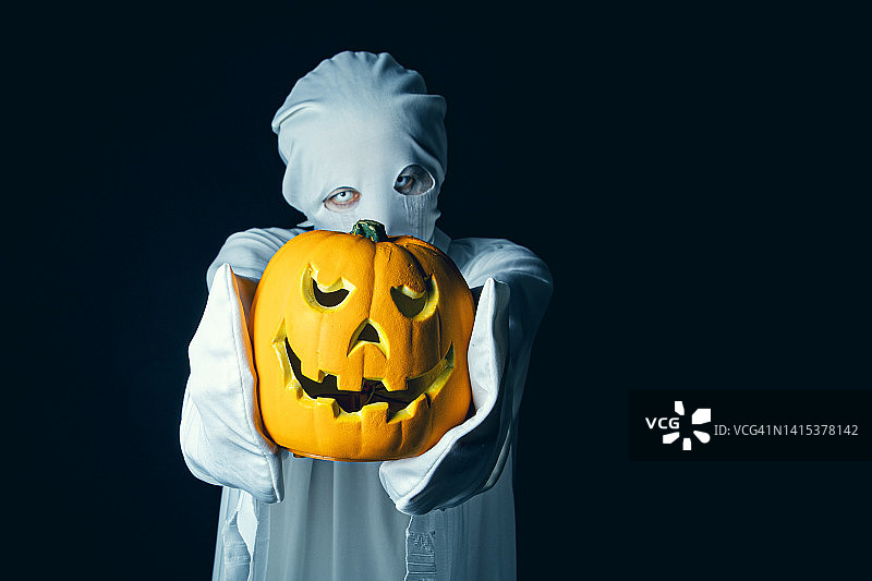 万圣节幽灵抱着南瓜图片素材