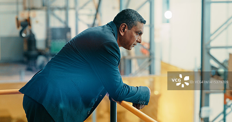 思考中的男性管理专业人士在室内查看他的办公室工作场所。行政人员、年长的CEO经理在思考公司内部的工作业务增长战略图片素材