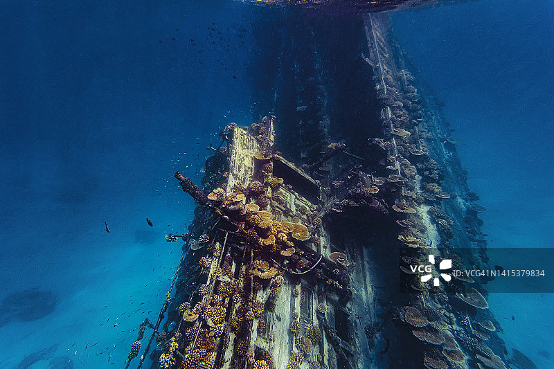 海中礁石旁的沉船图片素材