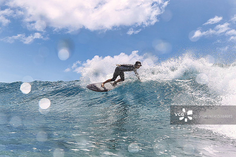 在阳光明媚的日子里海上冲浪的男人图片素材