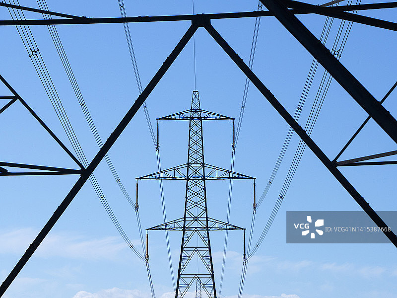 位于南牛津郡肯宁顿的两座电塔图片素材