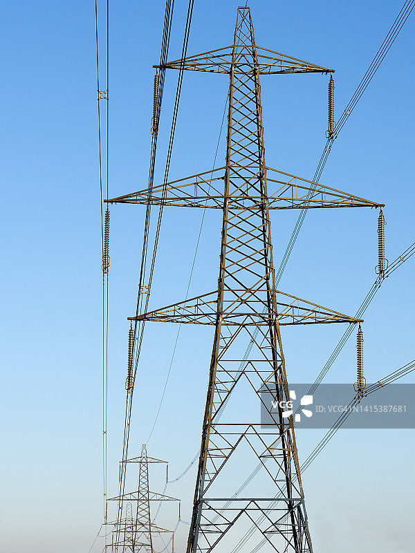 牛津郡肯宁顿的日出时分的输电塔图片素材